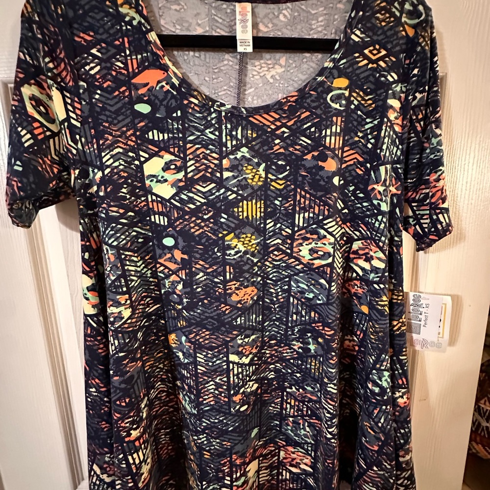 LEAVING SOON GRAB IT NOW! 
LuLaRoe Perfect Tee - XS